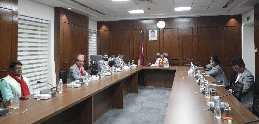 किन भयो मन्त्रिपरिषद्को पहिलो बैठकमै प्रचण्ड र रविबीच ठाकठुक ?