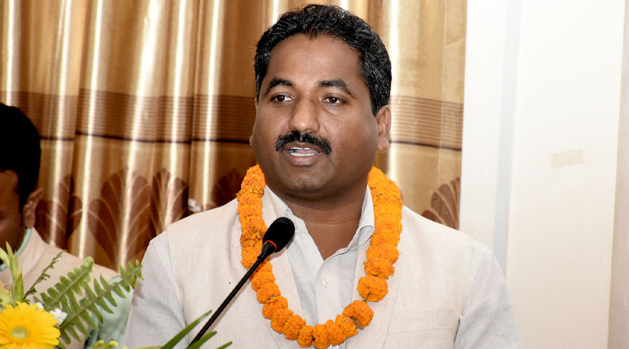 पार्टी घोषणा गर्दै प्रभु साह, नाम आम जनता पार्टी, चिह्न मोबाइल