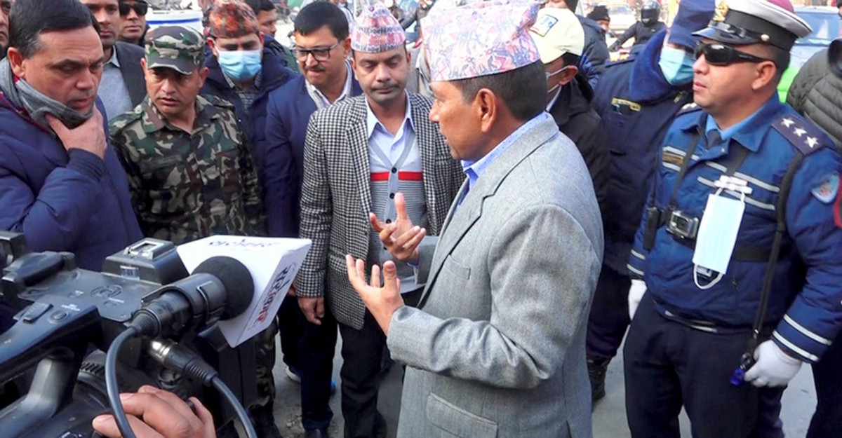 सडक अनुगमनपछि तुरुन्तै खाल्डा पुर्न मन्त्री श्रेष्ठको निर्देशन