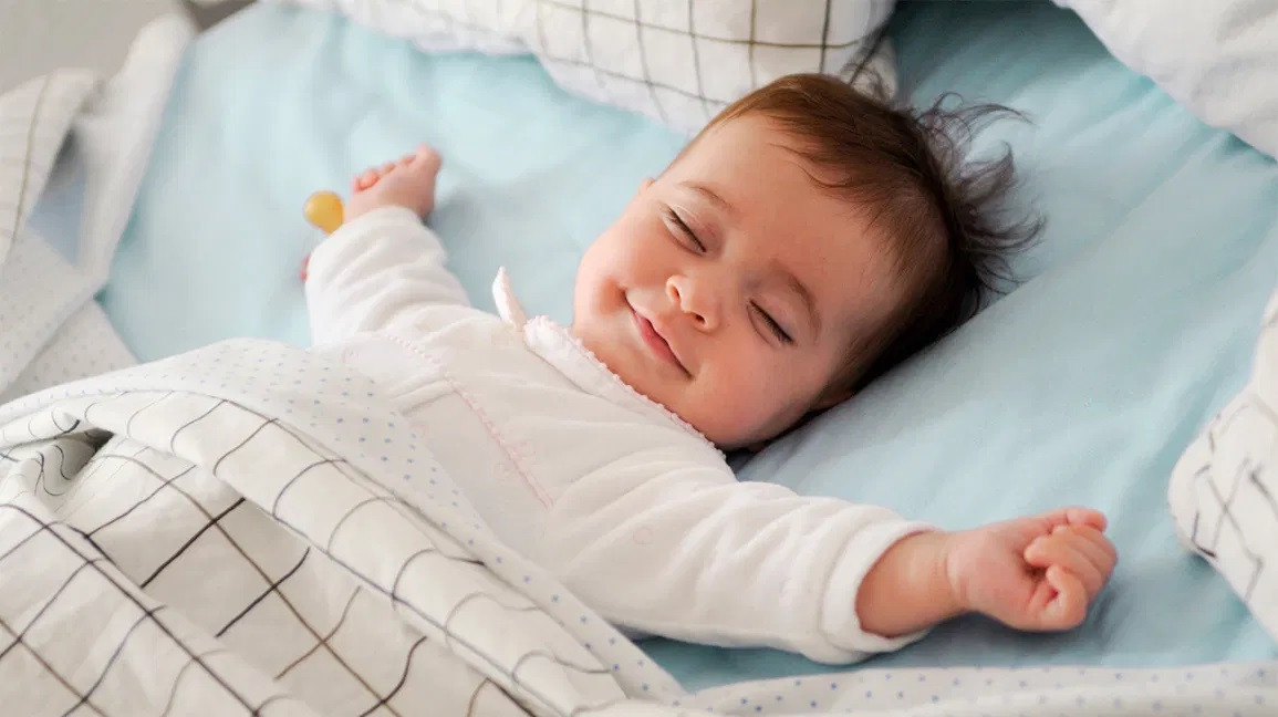 बच्चालाई आमासँगै सुताउने कि अलग्गै?