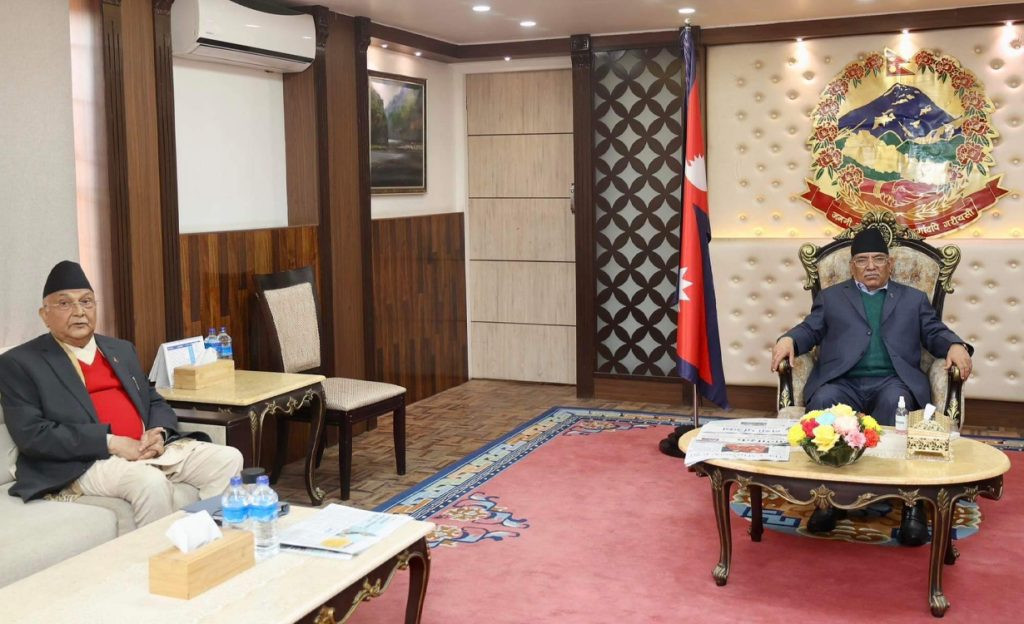 प्रधानमन्त्री प्रचण्ड भेट्न बालुवाटारमा पुगे ओली