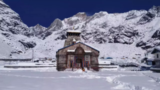 हिउँले ढाकियो केदारनाथ मन्दिर