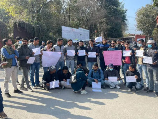 परीक्षा तालिका परिमार्जनको माग राख्दै परीक्षा नियन्त्रण कार्यालय बल्खु अगाडि नेविसंघको प्रदर्शन