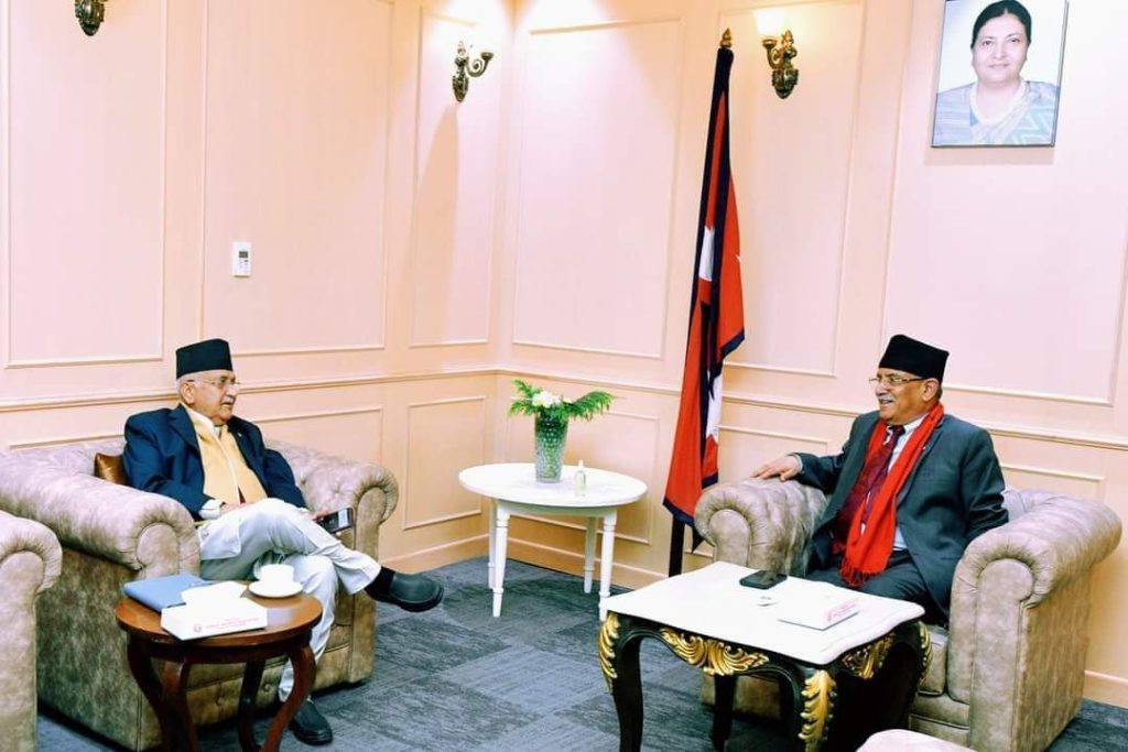 पार्टी बैठकबाटै सिंहदरबार पुगे ओली, प्रचण्डसँग छलफल जारी