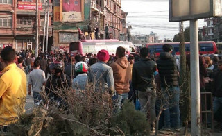 ट्राफिक नियमविरुद्ध यातायात मजदुर सडकमा, सडकमै बस तेर्साएर प्रदर्शन