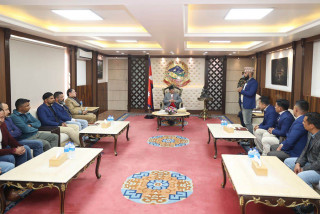 प्रधानमन्त्री प्रचण्डसँग भेटेर मोबाइल व्यवसायीले मागे क्षतिपूर्ति