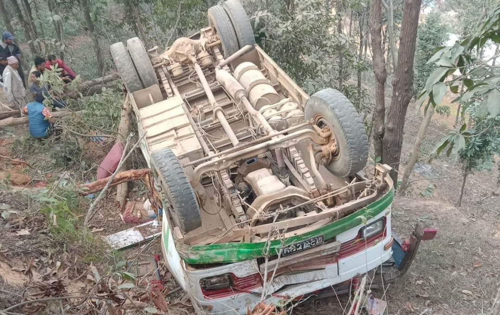नुवाकोटमा बस दुर्घटना हुँदा तीन जनाको मृत्यु, २३ घाइते