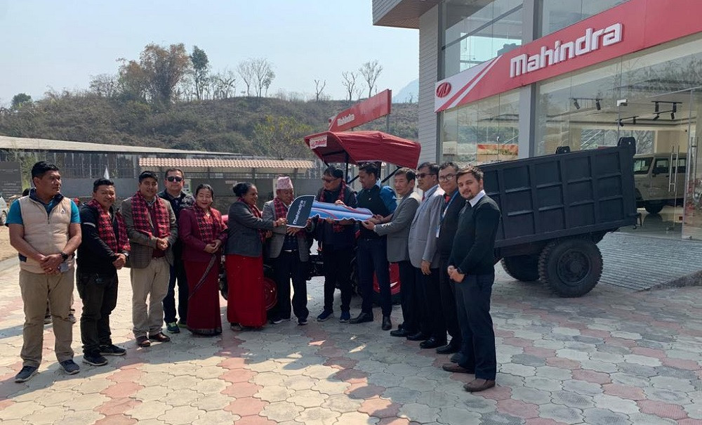 मनकामनाले शहिद लखन गाउँपालिकालाई दियो ट्याक्टर