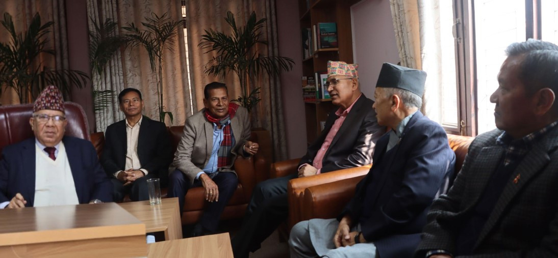 माधव नेपालसँग भोट माग्न समाजवादीकाे कार्यालयमै पुगे नेम्वाङसहितका पाँच नेता