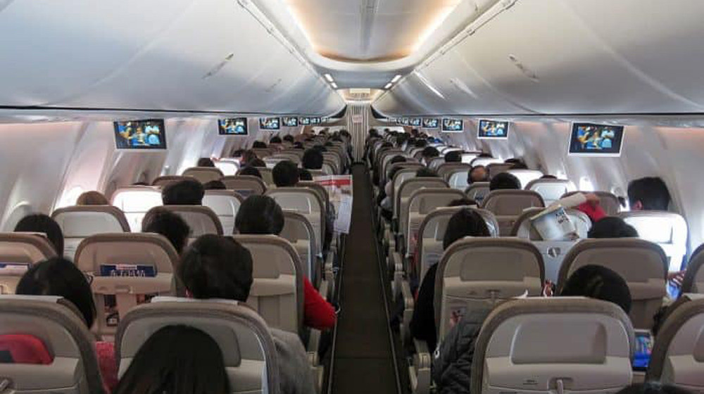 जहाजभित्रै एक विद्यार्थीले सँगै बसेका यात्रुमाथि पिशाव फेरिदिएपछि...