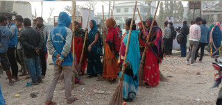 सिरहामा तलब नपाएकाे भन्दै आन्दोलित सरसफाई कर्मचारी र प्रहरीबीच झडप