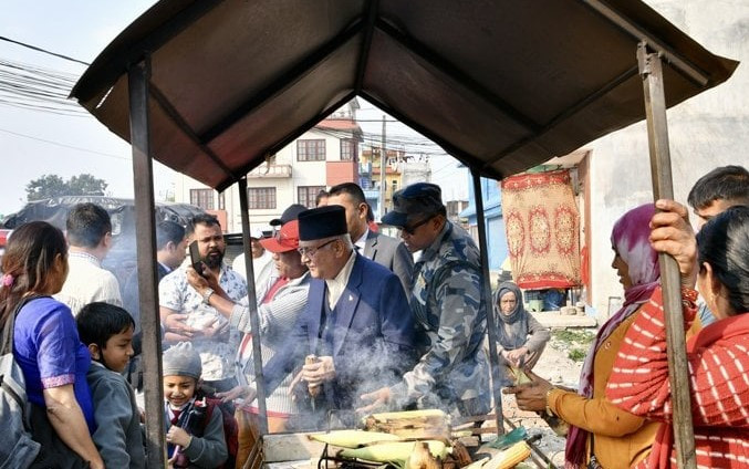 सडकमा देखिए ओली, पोलेको मकै खाँदै