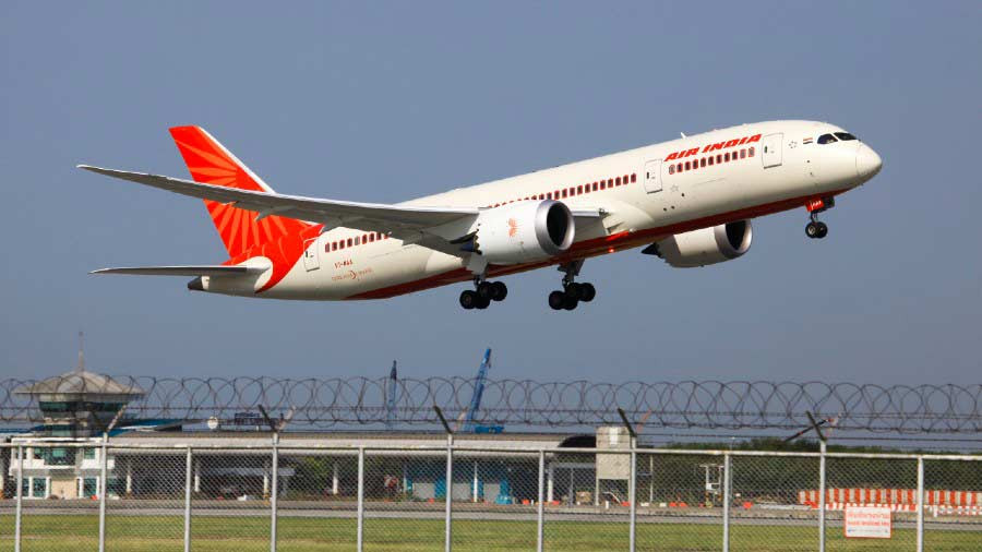 उडिरहेको विमानमा यात्रुले चुरोट सल्काएपछि…