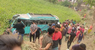 मकवानपुरमा बस दुर्घटना, १४ जना घाइते