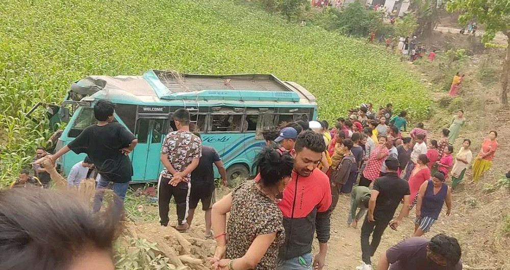 मकवानपुरमा बस दुर्घटना, १४ जना घाइते