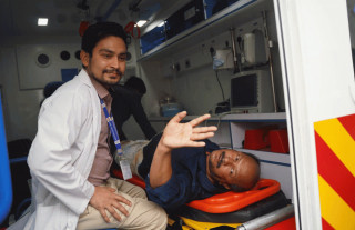 उपराष्ट्रपति निर्वाचन :  एम्बुलेन्समा हालेर प्रदेश राज्यमन्त्री मोहम्मद अब्दुललाई संसद भवन ल्याइयो