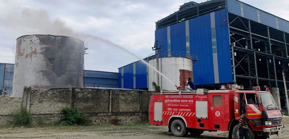 दुहवीस्थित प्रिमियम स्टिल उद्योगको तेल ट्याङ्कीमा आगलागी