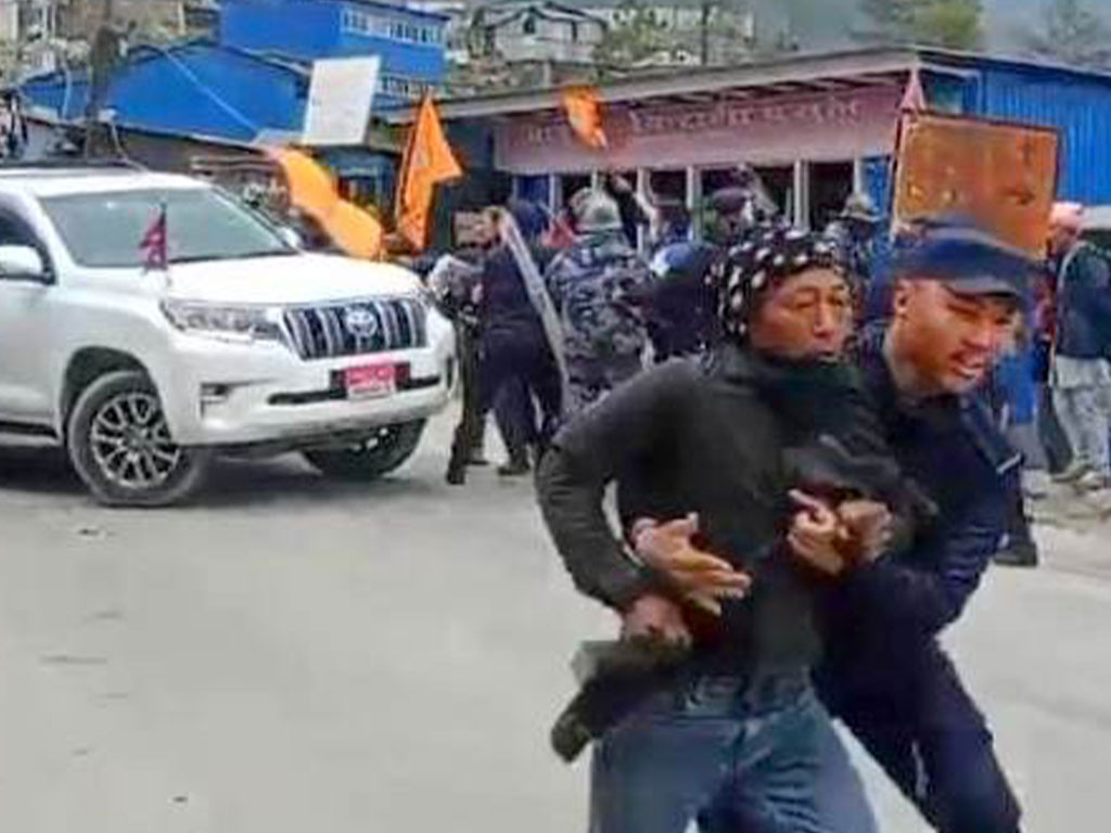 कोशी प्रदेशका मुख्यमन्त्री कार्कीलाई कालो झण्डा देखाएर विरोध