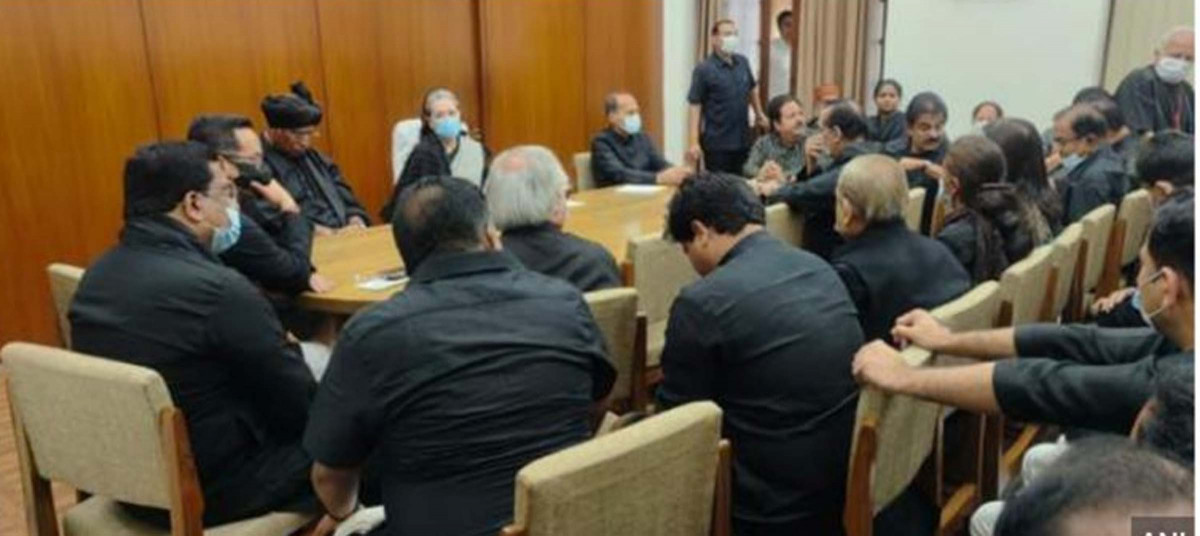 राहुल गान्धीको सांसद पद खारेजको विरोधमा कांग्रेस सांसदहरुले लगाए कालो पोशाक, बैठक एक मिनेटमै स्थगित