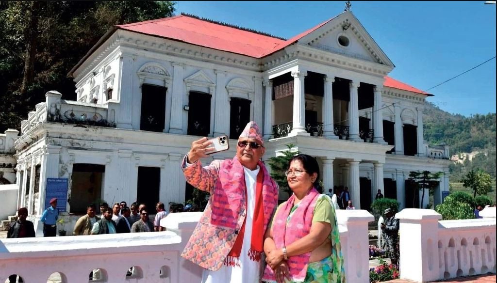 रानीमहलमा सेल्फी खिच्दै ओलीले भने ‘कच्चा प्रेम नगर्नू’
