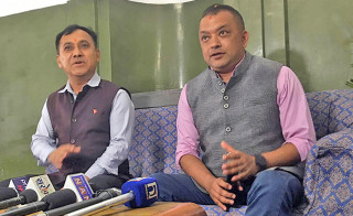 स्वर्णिम वाग्लेलाई रोक्न महामन्त्रीद्वय थापा र शर्मा सक्रिय, सानेपामा छलफल