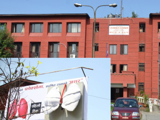 वायु प्रदुषणकाे असर देखाउन स्वास्थ्य मन्त्रालयको गेटमा कृत्रिम फोक्सो जडान