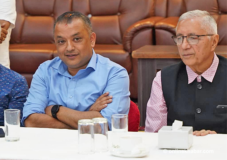 गगनले गरे शेखरसँग एक घण्टा वार्ता, आजै खड्कालाई भेट्ने