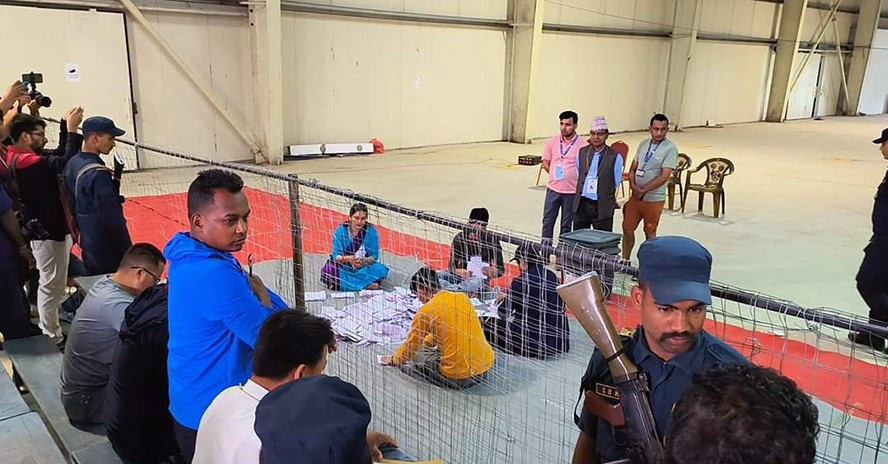 चितवन-२ मा पनि सुरु भयो मतगणना, बाहिर कार्यकर्ताको भिड