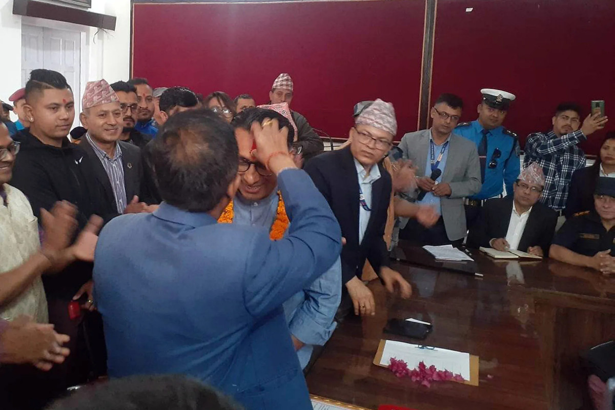 विजयी डा स्वर्णिम वाग्लेलाई प्रतिस्पर्धी गोविन्द भट्टराईको बधाई