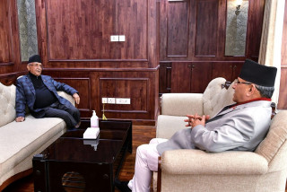 संसदको अवरोध खुलाउने विषयमा  प्रधानमन्त्री प्रचण्ड र ओलीबीच भेटवार्ता