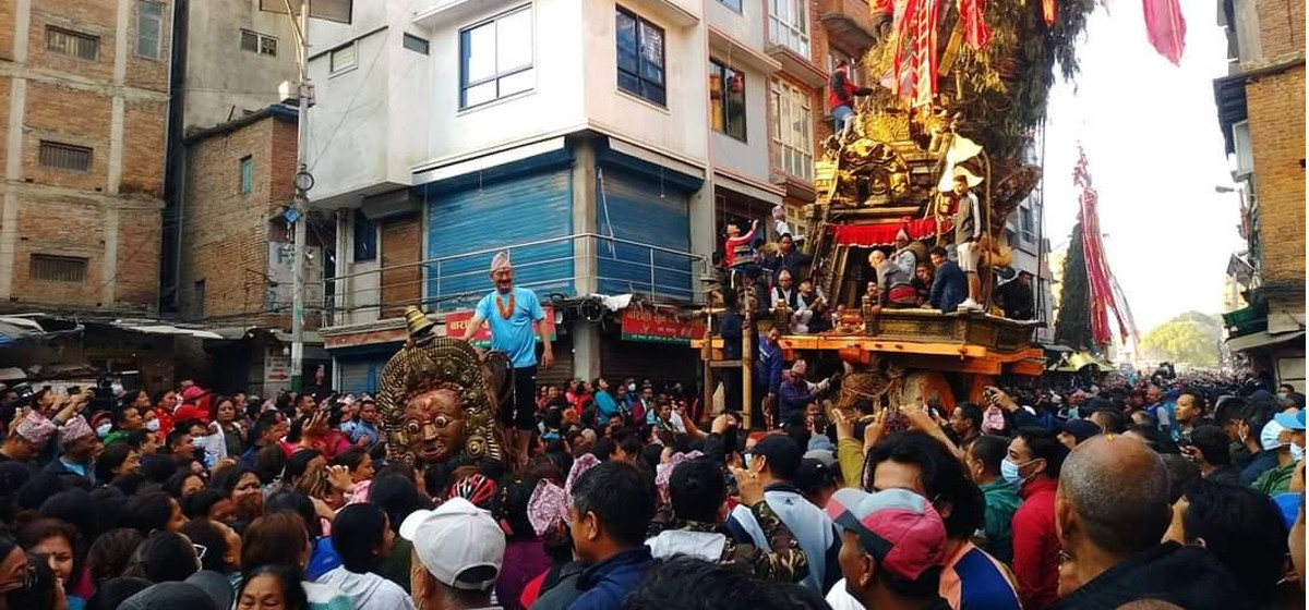 महिलाले ताने रातो मच्छिन्द्रनाथको रथ