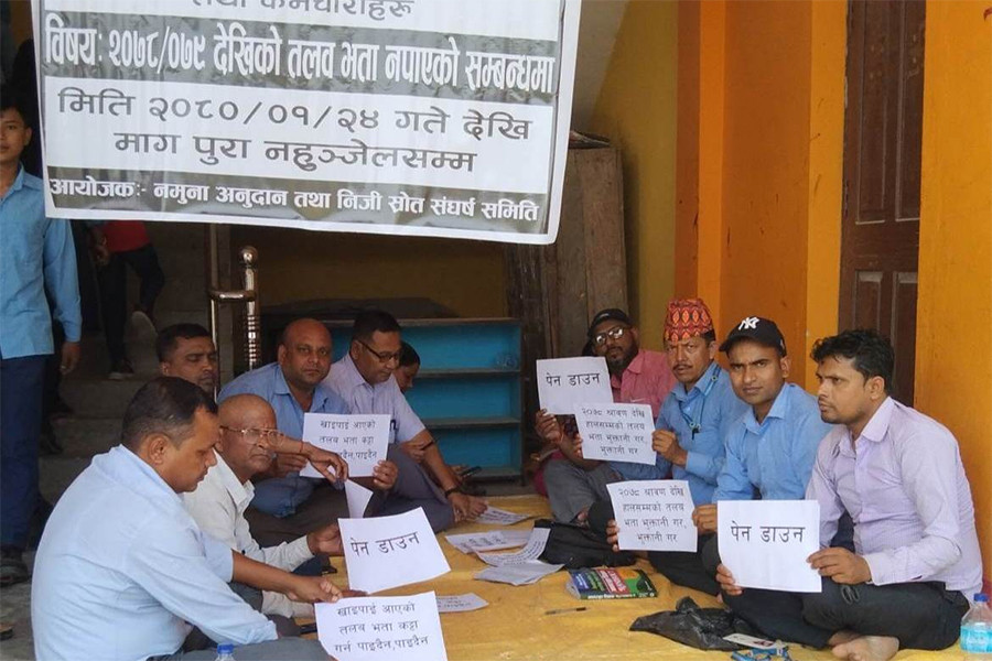 तलब नपाएपछि विद्यालयमा शिक्षकको अनिश्चितकालीन धर्ना सुरु