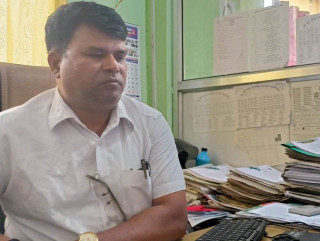 कार्यकक्षमै सरकारी कर्मचारीले सेवाग्राहीसँग  घुस मागे पछि...