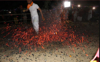 आगोको भुङ्ग्रोेमाथिको अनौठो नाच
