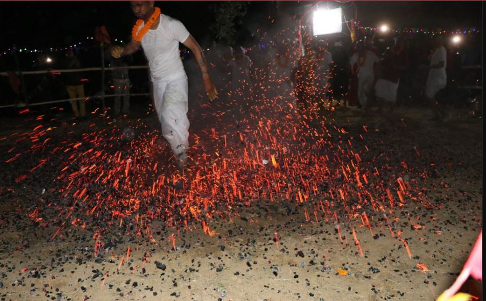 आगोको भुङ्ग्रोेमाथिको अनौठो नाच