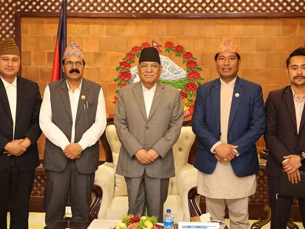 प्रधानमन्त्री प्रचण्ड र कर्णालीका मुख्यमन्त्री राजकुमार शर्माबीच भेटवार्ता