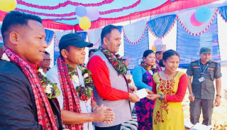 मरिणमा स्नातक पास गर्ने पाँच छात्राले पाए एक लाख नगद र साइकल उपहार