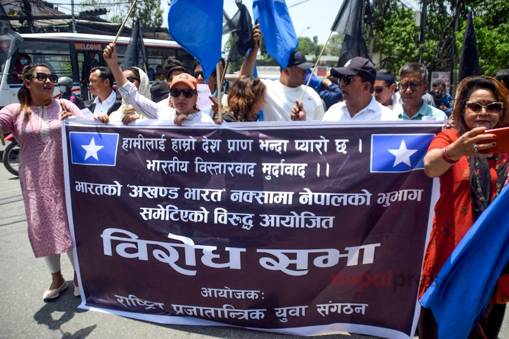 राप्रपा निकट विद्यार्थीले ‘अखण्ड भारत’ को नयाँ नक्साविरुद्ध दूतावास अगाडि  विरोध