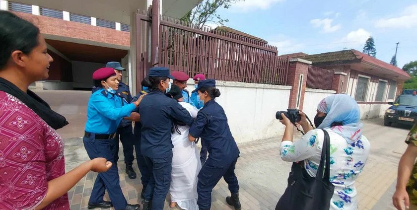 सर्वोच्चको गेटअगाडि प्रदर्शन गर्न खोजेपछि आरती रावल र बिनु यादव पक्राउ