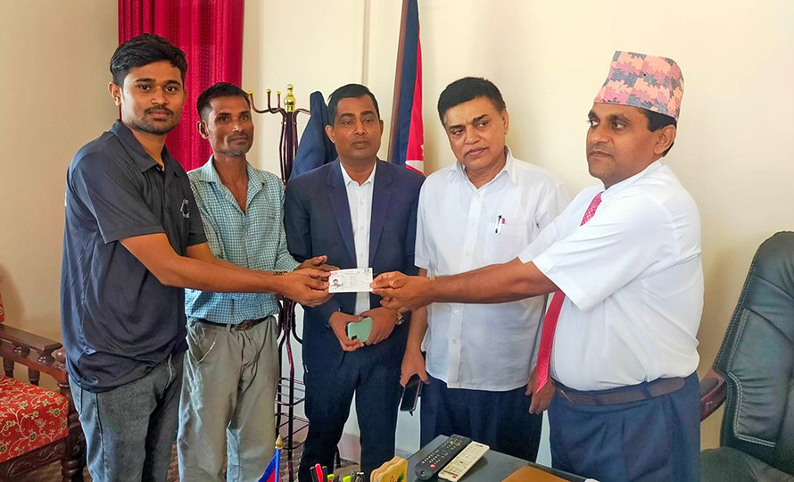 नागरिकताको माग गर्दै माइतीघरमा आत्मदाहको प्रयास गर्ने निरजले पाए नागरिकता