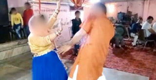 सासू रक्सीले मातिन्, दुलहीले दिइन् ‘फ्लाइङ किस’, मण्डपबाटै भागे बेहुला