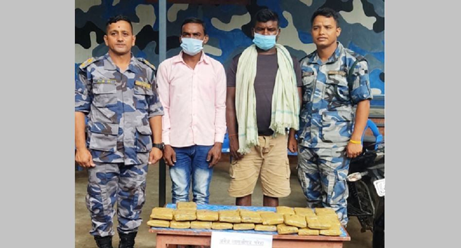 वीरगंजबाट १५ केजी चरेशसहित २ जना पक्राउ