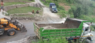 थाहा नगरपालिका-८ मा अवैध बालुवाखानी सञ्चालन भएको भन्दै प्रहरीमा उजुरी