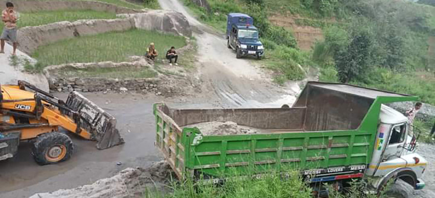 थाहा नगरपालिका-८ मा अवैध बालुवाखानी सञ्चालन भएको भन्दै प्रहरीमा उजुरी