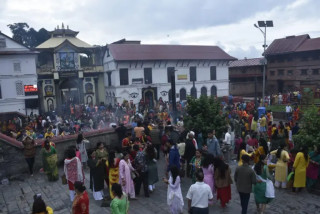 आज साउनको अन्तिम सोमबार, पशुपतिमा भक्तजनको भीड