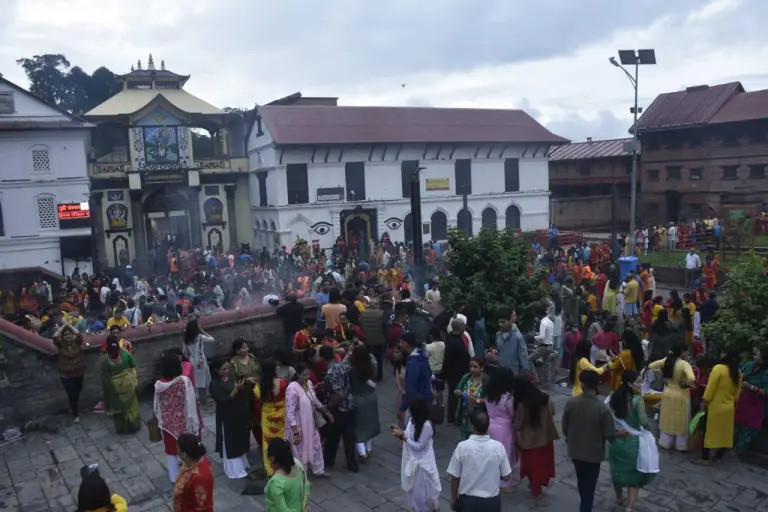 आज साउनको अन्तिम सोमबार, पशुपतिमा भक्तजनको भीड