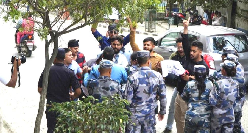 बालुवाटारमा प्रदर्शन गर्न गएका नेविसंघका दर्जन भन्दा बढि नेताहरु पक्राउ