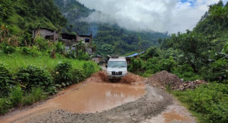 स्तरोन्नतिको पर्खाइमा सहिदमार्ग, यातायातका साधन सञ्चालनमा कठिनाइ 