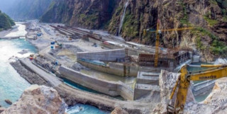 स्थानीयले ठप्प पारे अरुण तेस्रोको काम, सडकखण्डको मुआब्जा माग गर्दै स्थानीय आन्दोलित