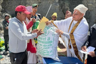 कागबेनीका बाढीपीडितलाई राहत वितरण